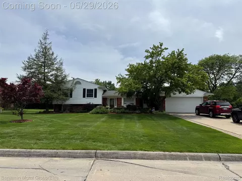 18769 Walmer Ln, Beverly Hills, MI 48025