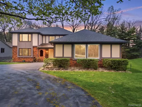 5800 Naneva Ct, West Bloomfield, MI 48322