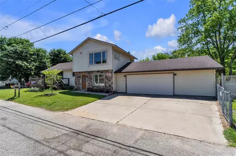 2400 Gillham Ave, West Bloomfield, MI 48324