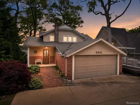 3961 Lakewood Dr, Waterford, MI 48329