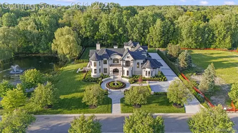 575 Chase Ln, Bloomfield Hills, MI 48304