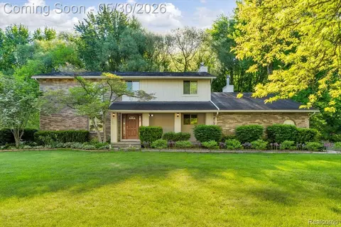29100 Creek Bend Dr, Farmington Hills, MI 48331