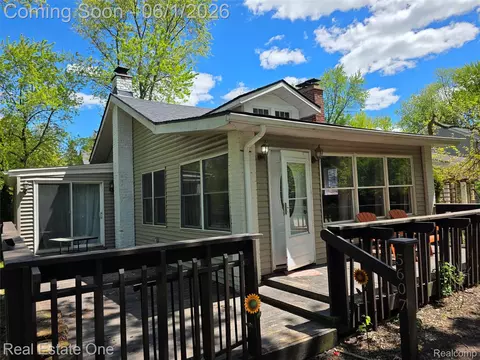 5607 Loveland St, West Bloomfield, MI 48322