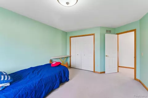 Bedroom - 6476 Stonebrook Ln, Flint, MI 48433 photo 5 of 9
