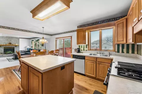 Kitchen - 6476 Stonebrook Ln, Flint, MI 48433 photo 1 of 2