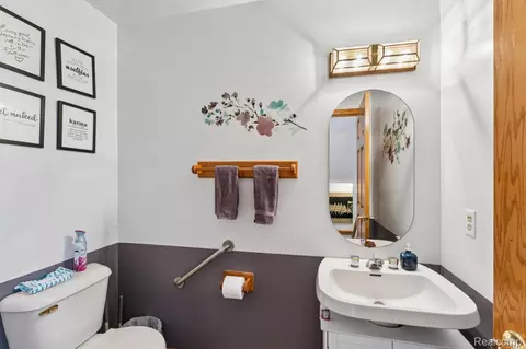 Bath - 6476 Stonebrook Ln, Flint, MI 48433 photo 1 of 5