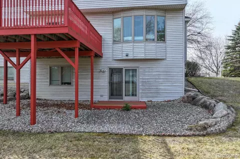 Exterior - 6476 Stonebrook Ln, Flint, MI 48433 photo 8 of 10