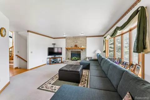 Living - 6476 Stonebrook Ln, Flint, MI 48433 photo 2 of 7
