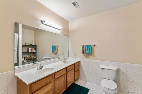 Bath - 6476 Stonebrook Ln, Flint, MI 48433 photo 5 of 5