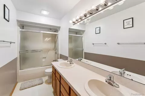 Bath - 6476 Stonebrook Ln, Flint, MI 48433 photo 4 of 5