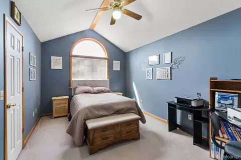 Bedroom - 6476 Stonebrook Ln, Flint, MI 48433 photo 2 of 9