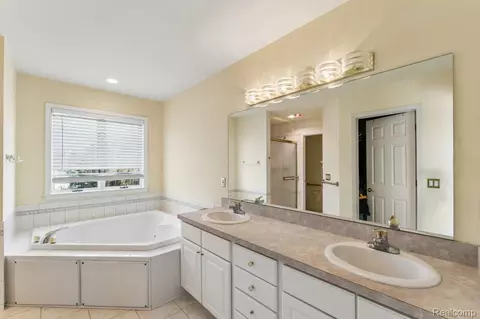 Bath - 6476 Stonebrook Ln, Flint, MI 48433 photo 2 of 5