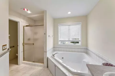 Bath - 6476 Stonebrook Ln, Flint, MI 48433 photo 3 of 5