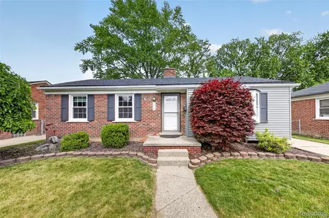 9818 Roseland St, Livonia, MI 48150