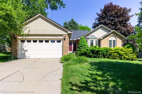 2085 Elkhorn Dr, Rochester Hills, MI 48307