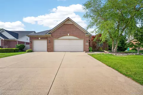 25820 Timber Creek Ln, Brownstown, MI 48134