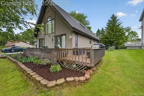 1280 Petts Rd, Fenton, MI 48430