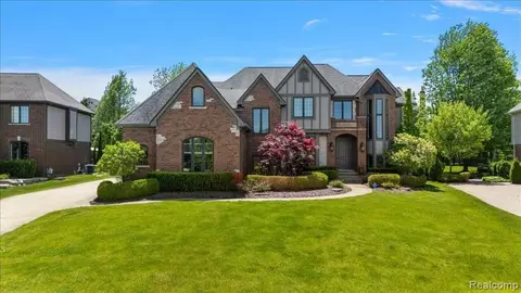 2885 Ambleside Ct, Oakland, MI 48306