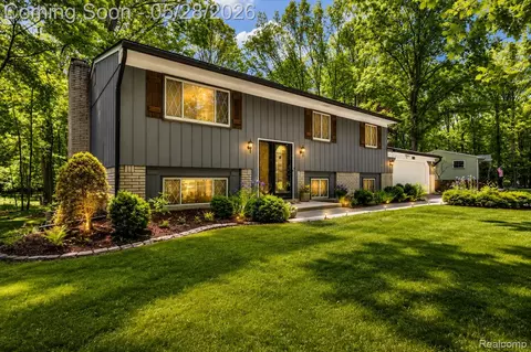 25136 Westmoreland Dr, Farmington Hills, MI 48336