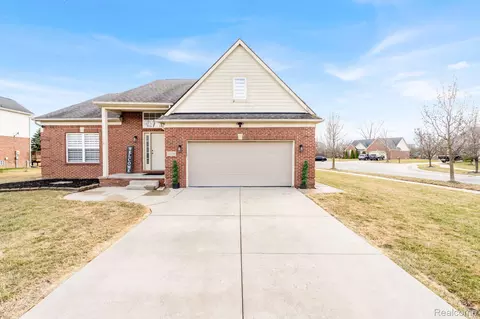 21196 Oak Ridge Dr, Clinton Township, MI 48036