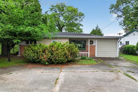 953 Lake Dr, Oxford, MI 48371