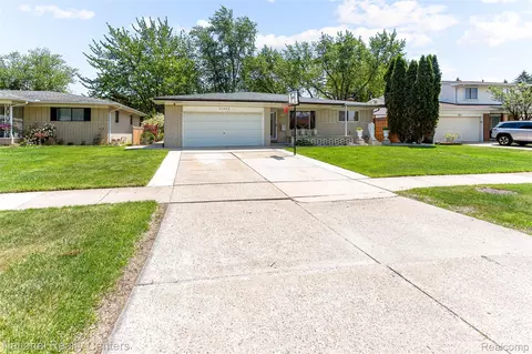 37050 Calka Dr, Sterling Heights, MI 48310