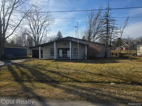 5402 Orchard Dr, East China, MI 48054