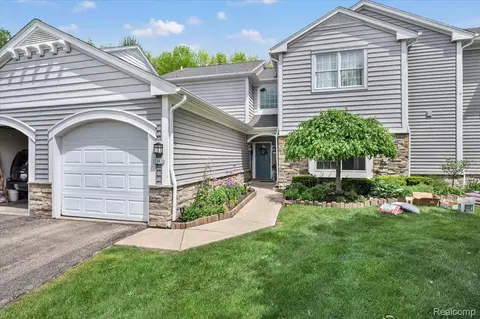 2142 Carriage Hill Cir, Lapeer, MI 48446