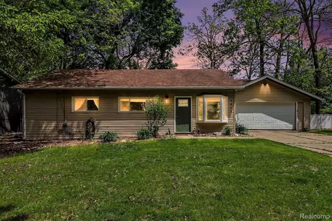 2512 Grandview Blvd, Waterford, MI 48329