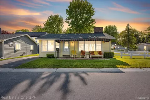 5871 Manor Dr, Fort Gratiot, MI 48059