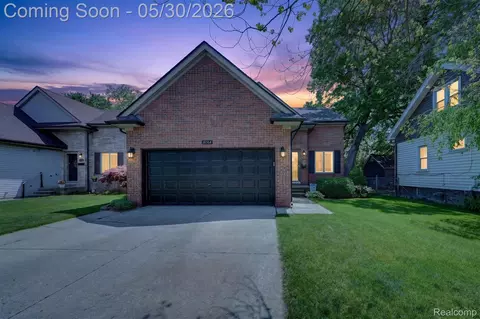 18364 Beechwood St, Roseville, MI 48066