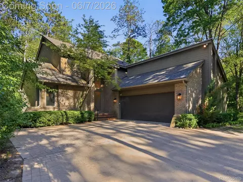 202 Nakomis Trl, Orion, MI 48362
