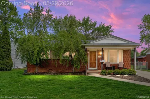 22801 Lake Blvd, Saint Clair Shores, MI 48082