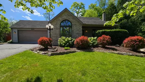 950 Fuller Ln, White Lake, MI 48386