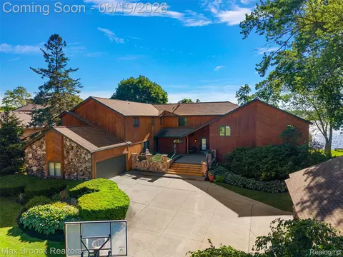 2267 Shankin Dr, Wolverine Lake, MI 48390