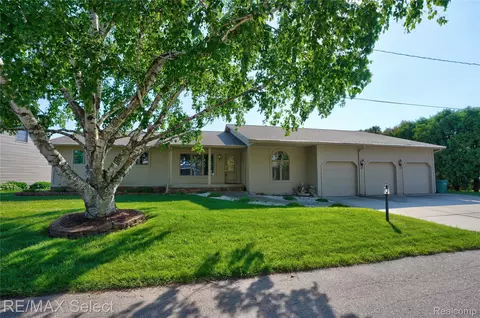 13154 Lake Shore Dr, Fenton, MI 48430
