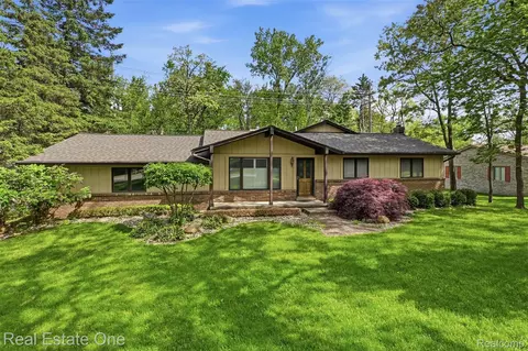 6920 Pontiac Trl, West Bloomfield, MI 48323