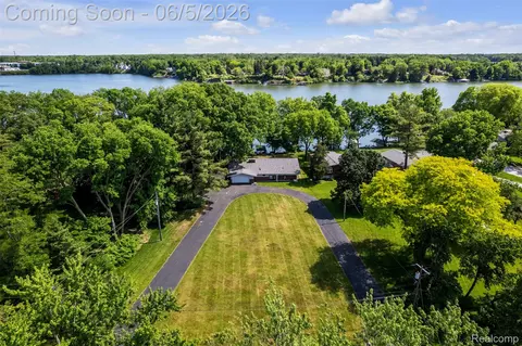 47435 N Shore Dr, Van Buren, MI 48111