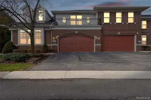 4392 Gateway Cir, West Bloomfield, MI 48322
