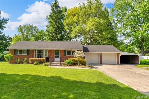 778 Troywood Dr, Troy, MI 48083
