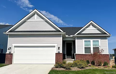 4137 Dogwood Dr, Milford, MI 48381