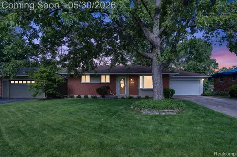 721 Robbinann Dr, Waterford, MI 48328
