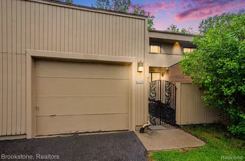 7440 Azalea Ct, West Bloomfield, MI 48322
