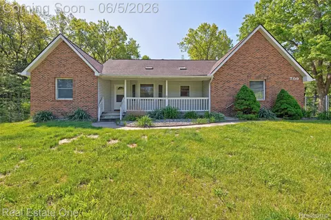 709 Bald Eagle Lake Rd, Brandon, MI 48462