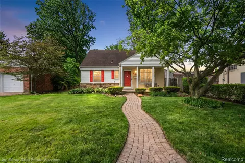 2371 Allard Ave, Grosse Pointe Woods, MI 48236
