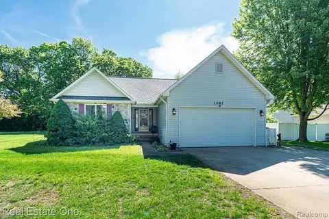 1081 Clearview Dr, Oxford, MI 48371