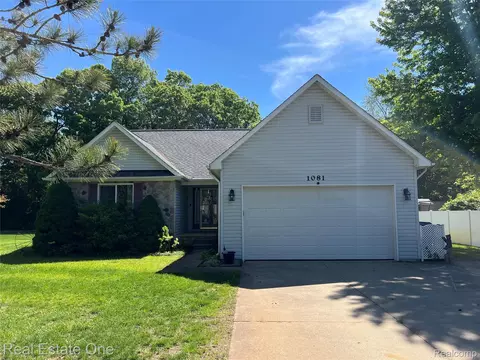 1081 Clearview Dr, Oxford, MI 48371