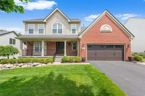 175 Franklin Lake Cir, Oxford, MI 48371