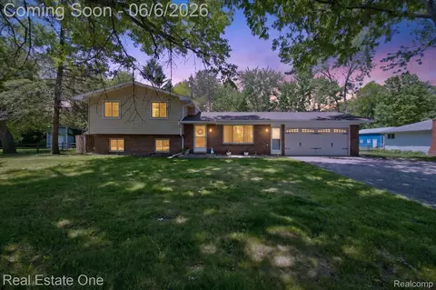2259 Carlos Dr, Waterford, MI 48327