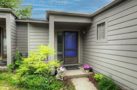 671 Watersedge Dr, Ann Arbor, MI 48105